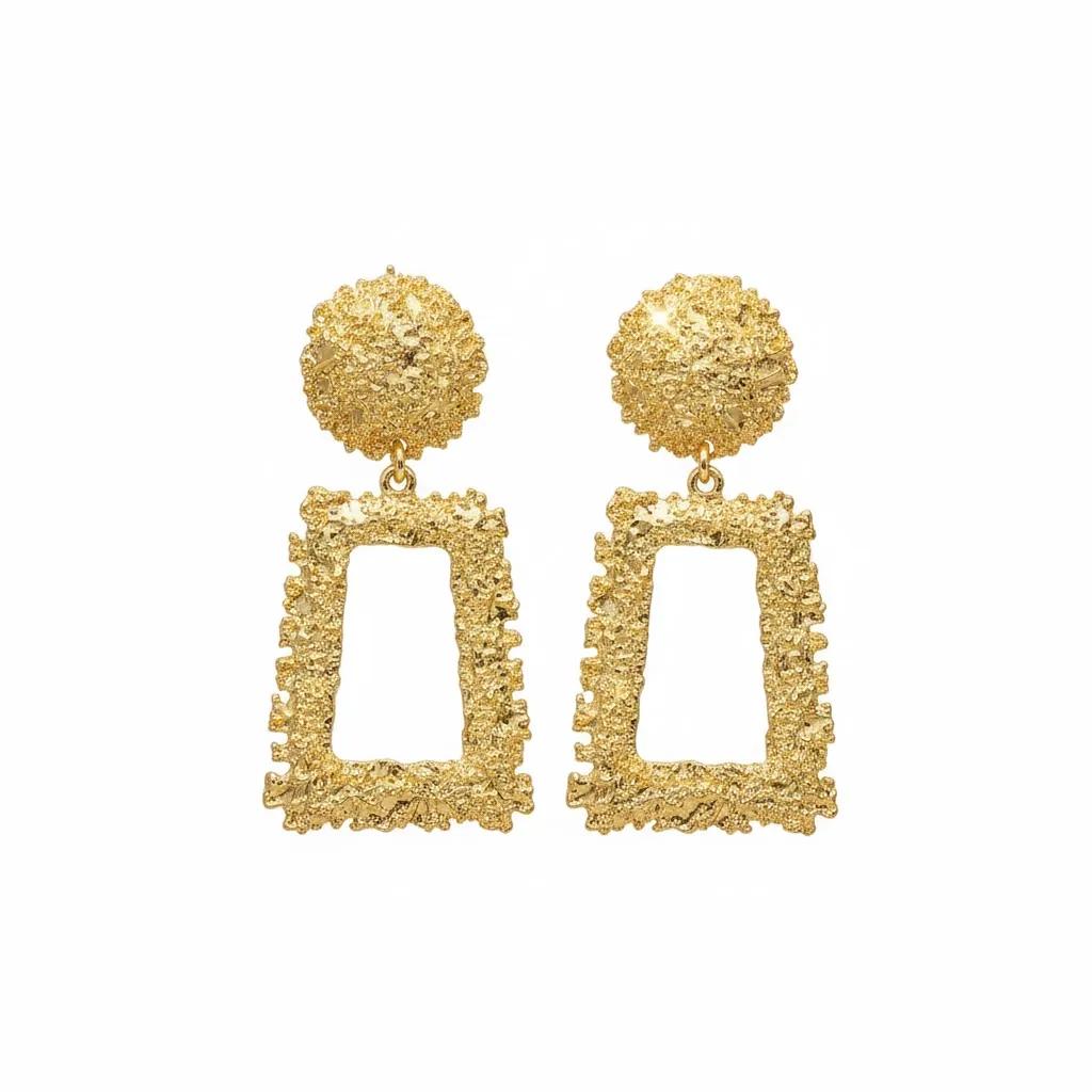 Artistische Statement-Ohrhänger – Goldene Hammerschlag-Optik