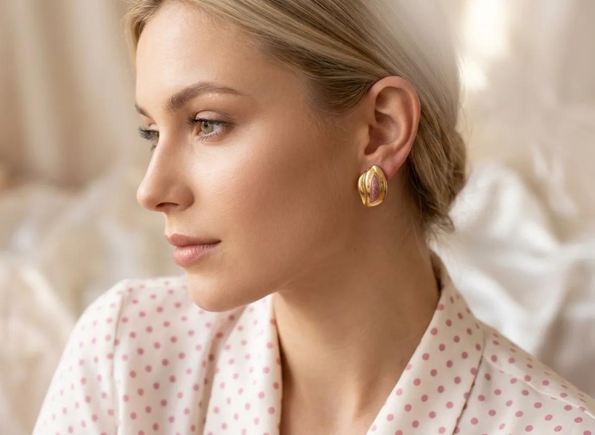 Vintage-Ohrclips „Rosé Petal“ – Vergoldete Eleganz mit Emaille-Intarsie Detail 2
