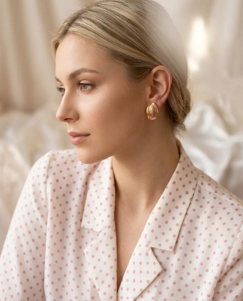 Vintage-Ohrclips „Rosé Petal“ – Vergoldete Eleganz mit Emaille-Intarsie Detail 3