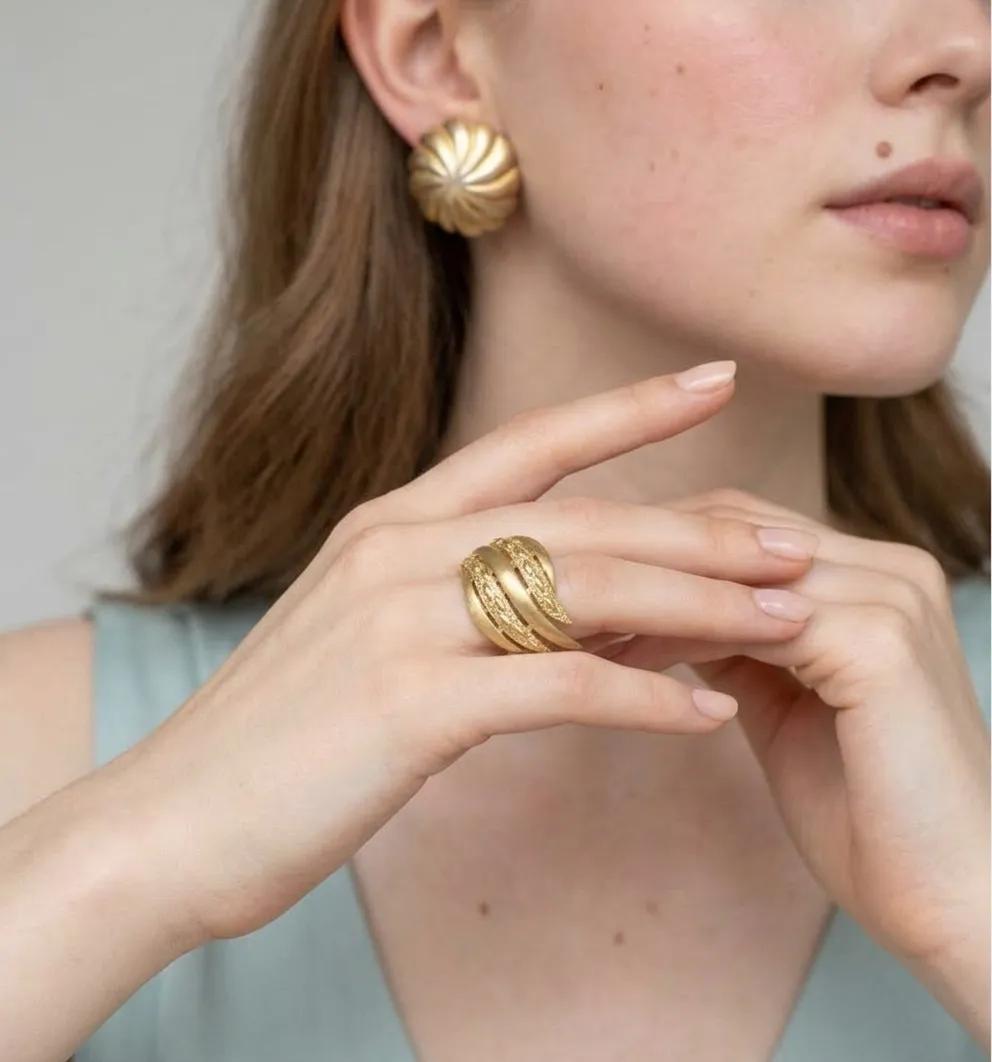 Bicolor-Vintage-Ohrclips „Golden Swirl“ – Zweifarbige Rippenstruktur Detail 2