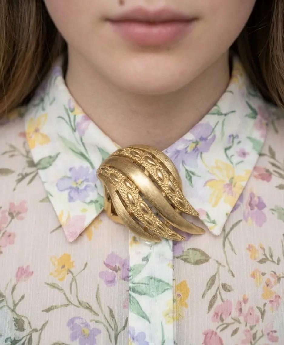 Goldene Designer-Brosche Detail 2
