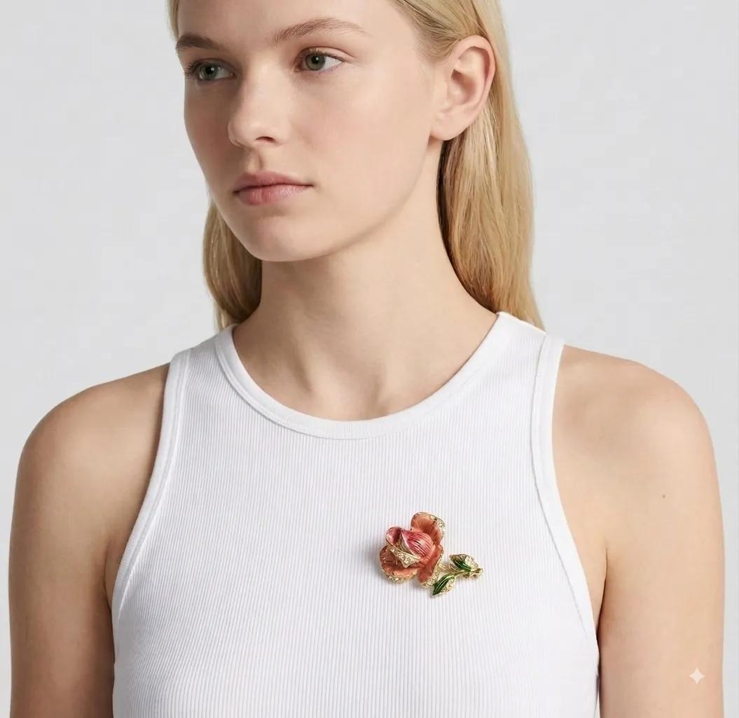 Elegante Emaille-Brosche „Blühende Rose“ mit Zirkonia-Besatz Detail 2
