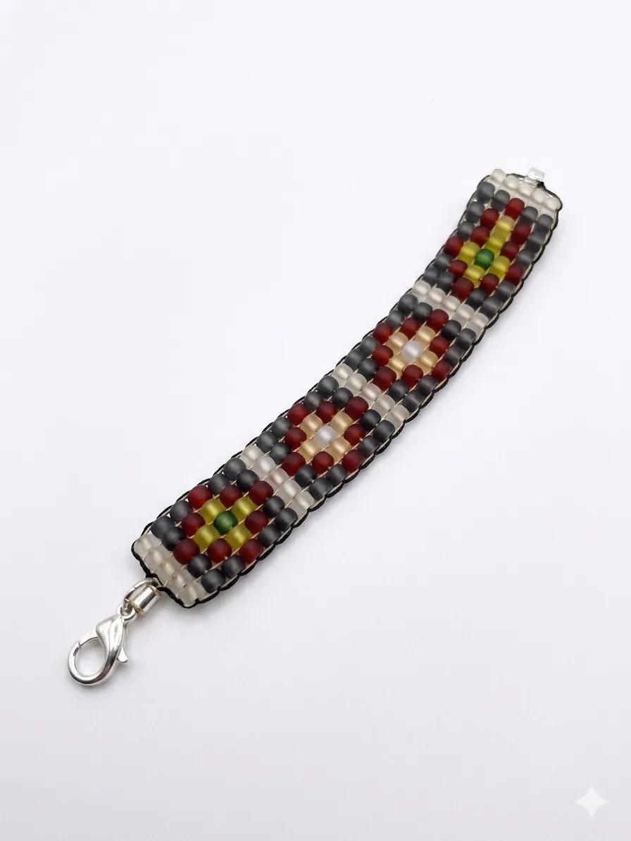 Handgefertigtes Perlenband im Boho-Stil mit geometrischem Muster