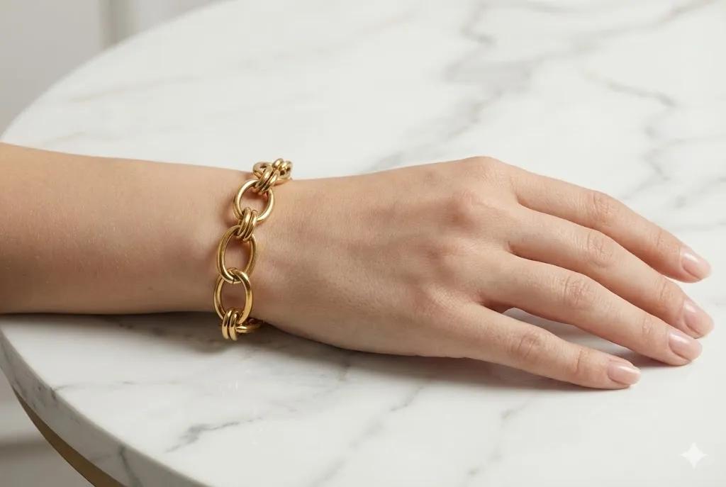 Das Statement-Kettenarmband in Gold Detail 2