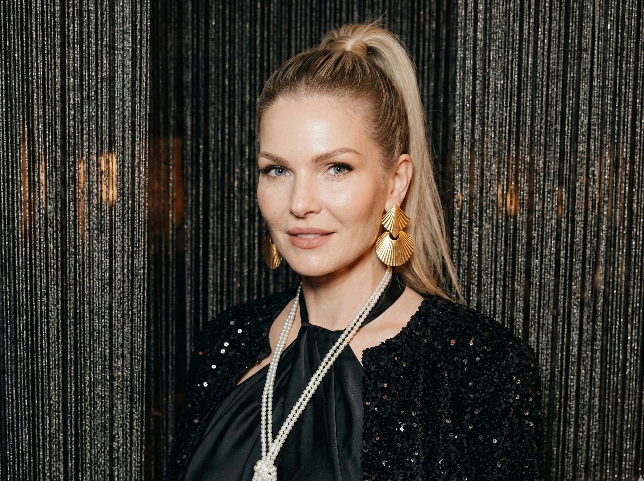 Irina Gueven mit Perlenkette und Ohrringen aus der eigenen Kollektion
