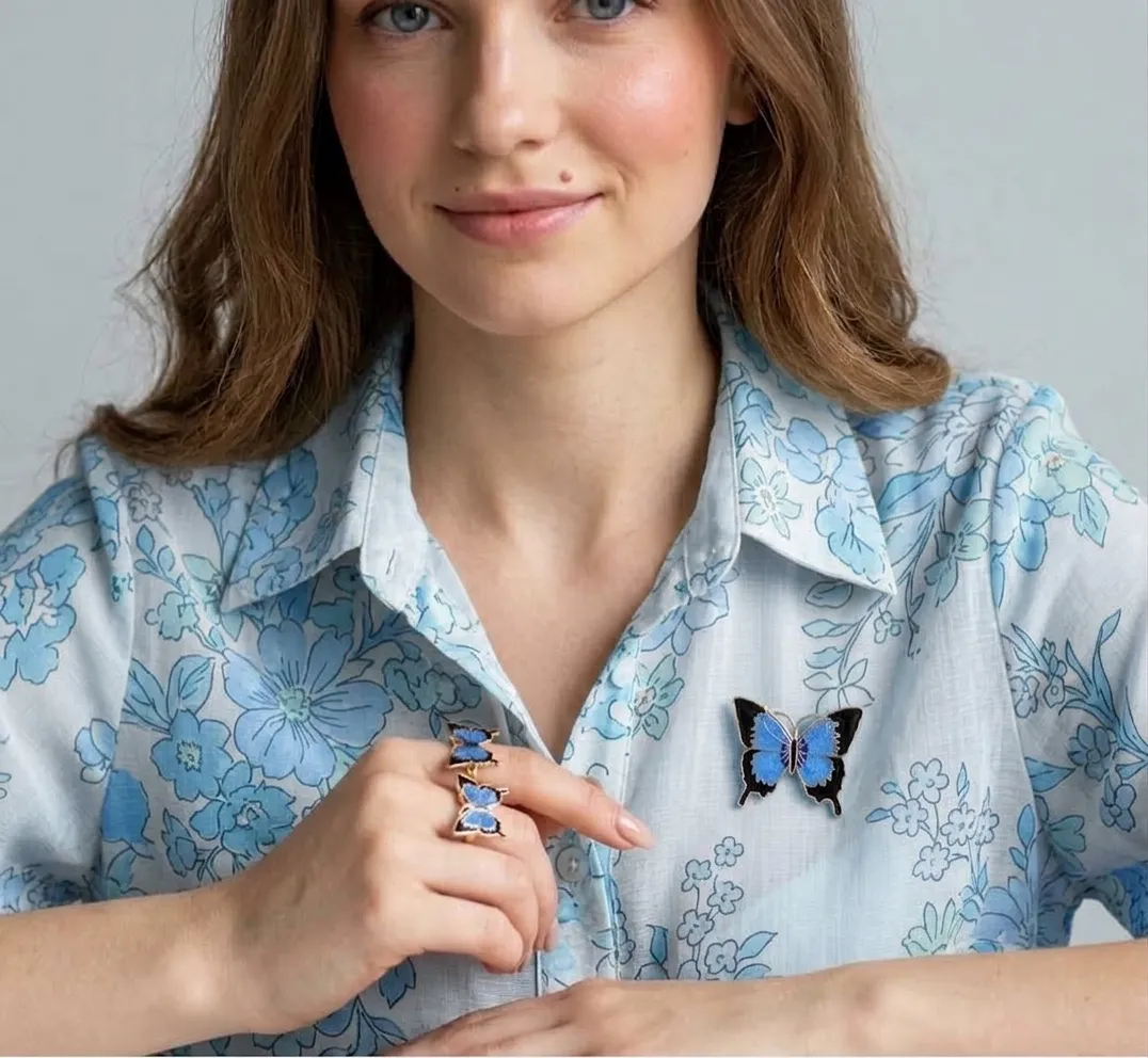 Atemberaubender Blauer Glitter-Schmetterling Emaille-Pin Detail 2