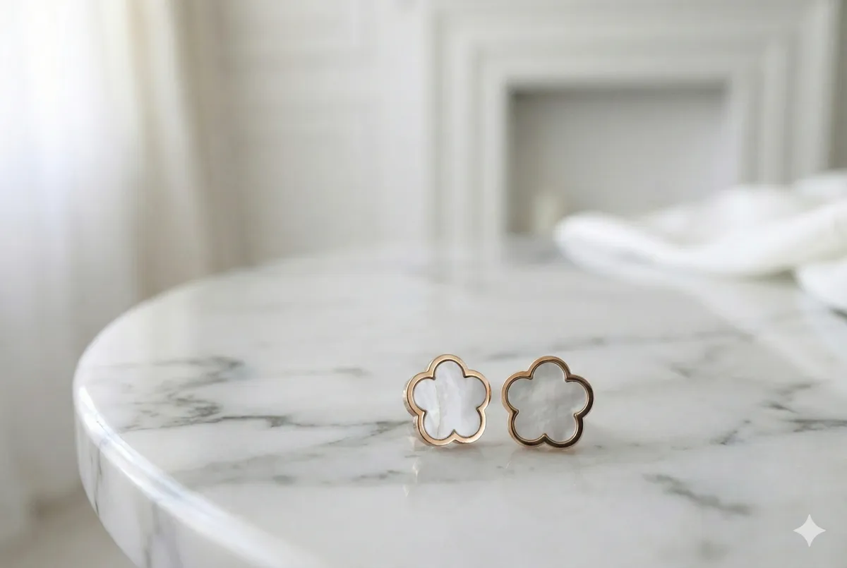 Mother of Pearl Bloom – Perlmutt-Ohrstecker in Blütenform Bild 2