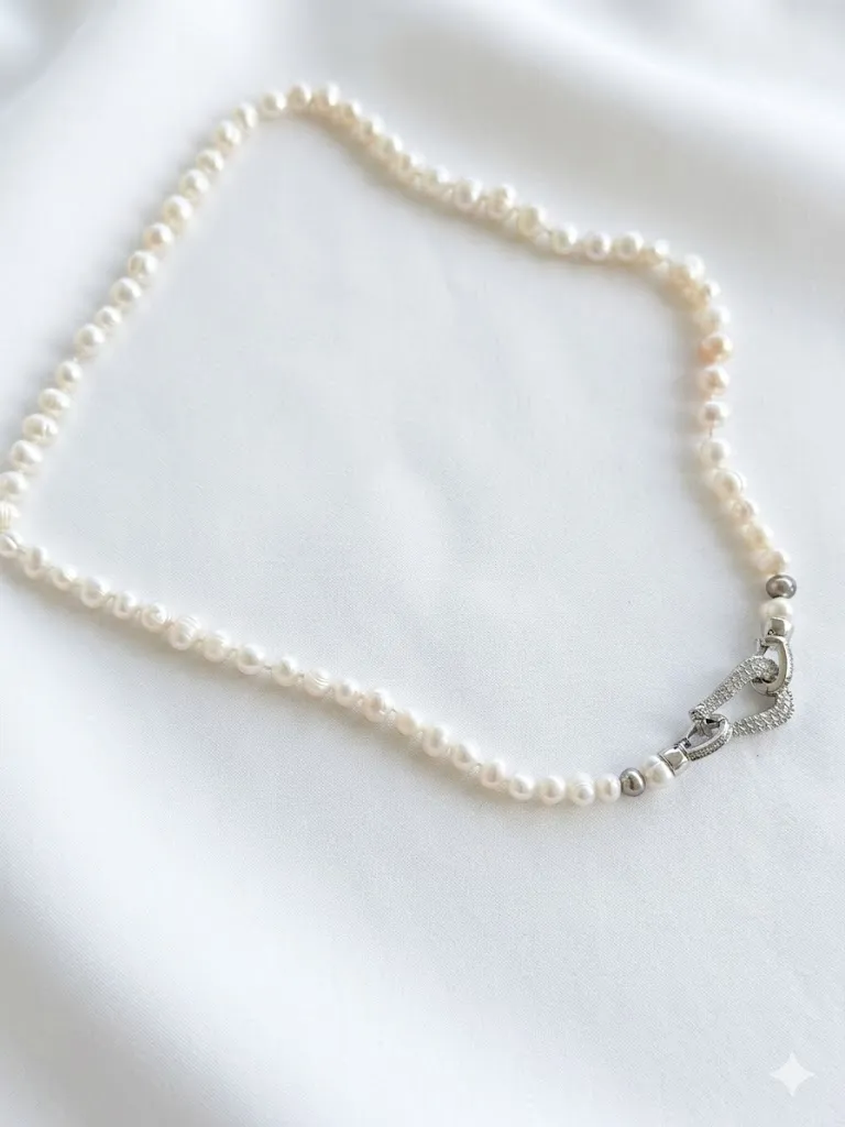 Elegante Perlenkette mit modernem Schmuckverschluss