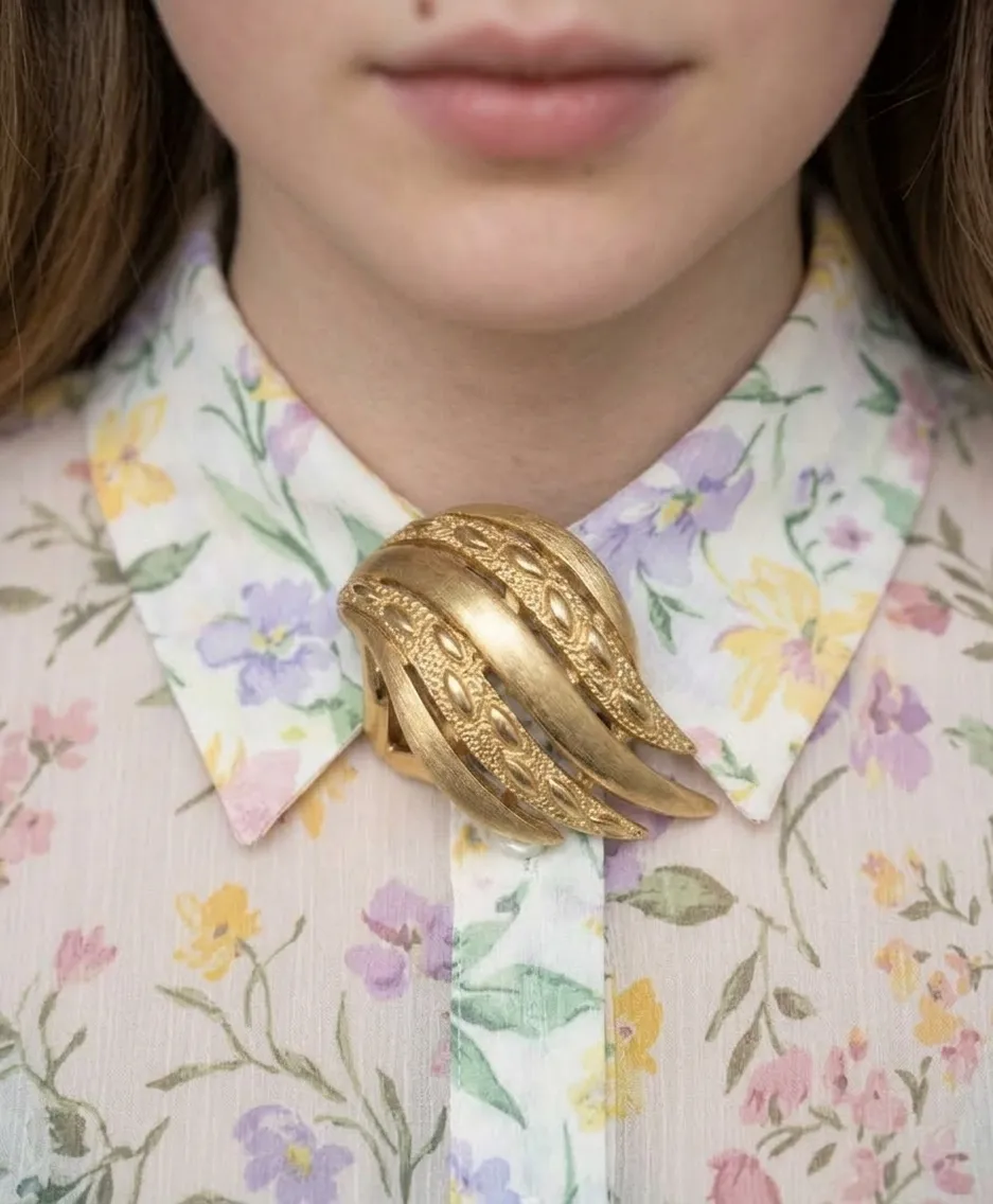 Goldene Designer-Brosche Detail 2