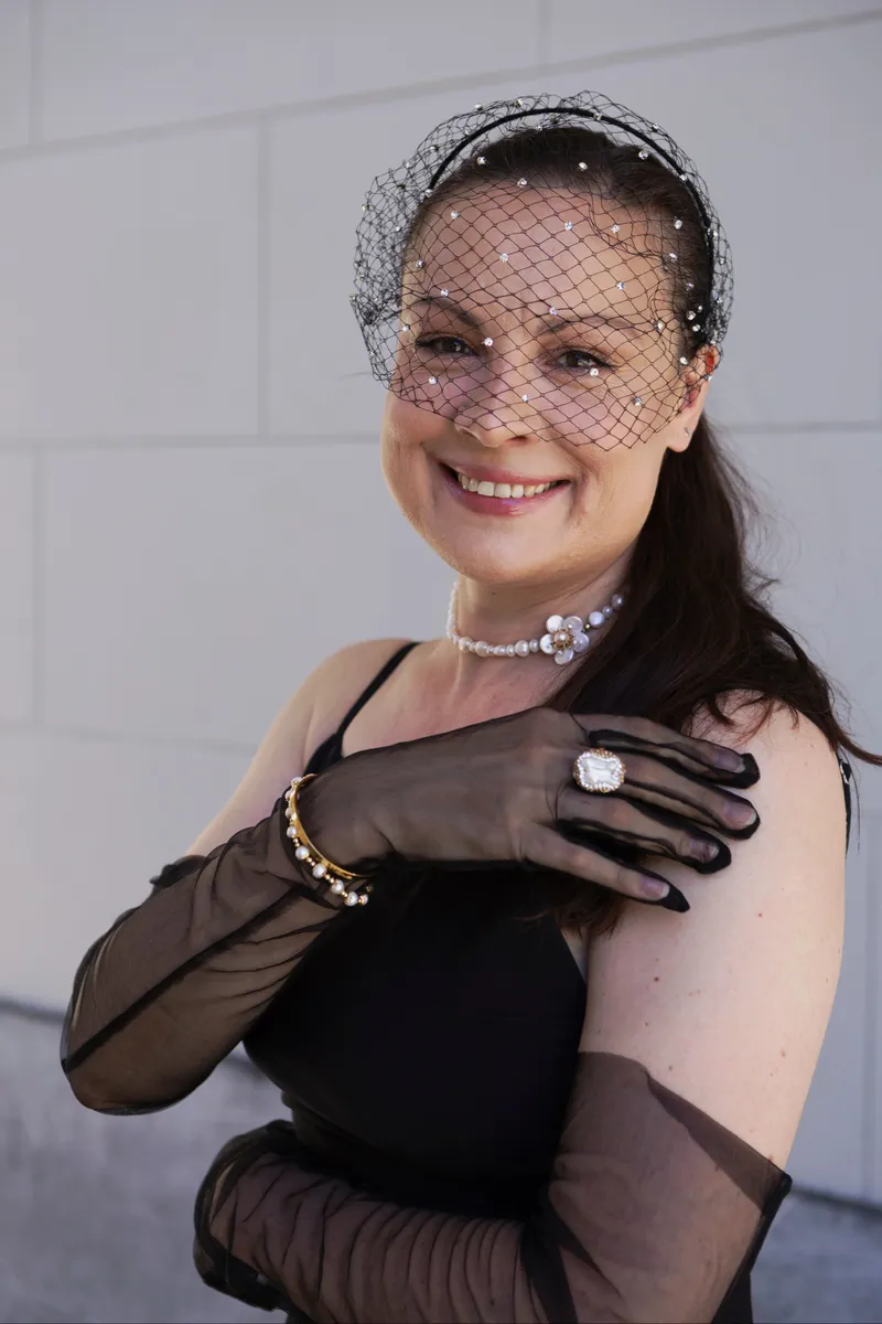 „Blütentraum“ – Edle Perlen-Choker mit Perlmutt-Blüte