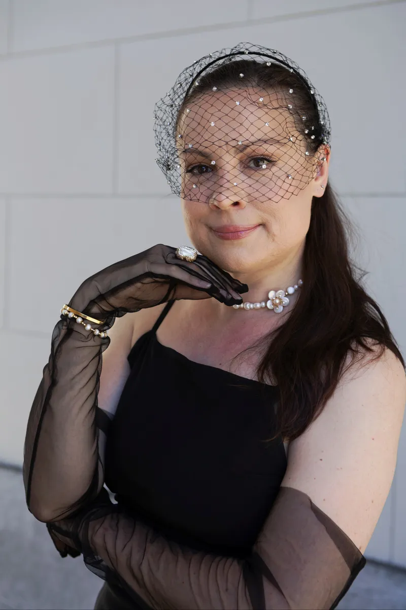 „Blütentraum“ – Edle Perlen-Choker mit Perlmutt-Blüte Bild 2