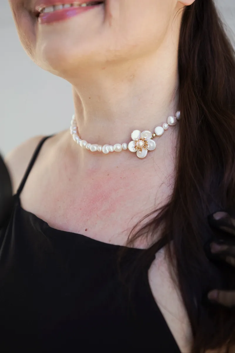 „Blütentraum“ – Edle Perlen-Choker mit Perlmutt-Blüte Bild 3