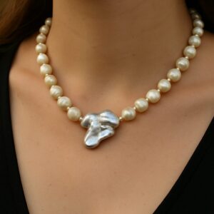 Perlenkette mit skulpturalem Anhänger