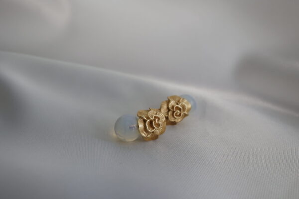 Zarte Blumen-Ohrringe mit Opalelementen - Image 2