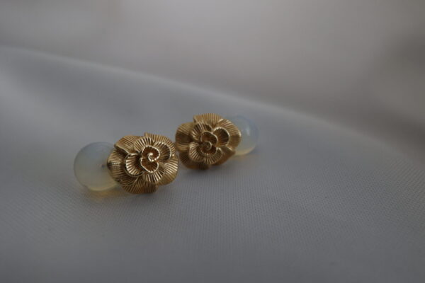 Zarte Blumen-Ohrringe mit Opalelementen - Image 3