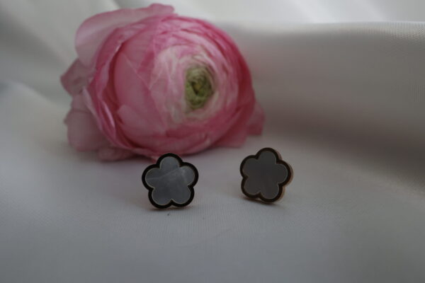 Elegante Blumen-Ohrstecker aus Edelstahl - Image 2