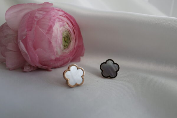 Elegante Blumen-Ohrstecker aus Edelstahl - Image 3